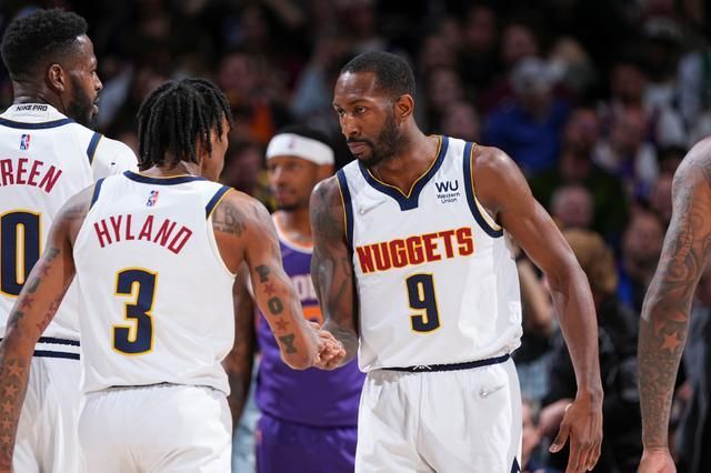 同时坚持以 同时坚持以